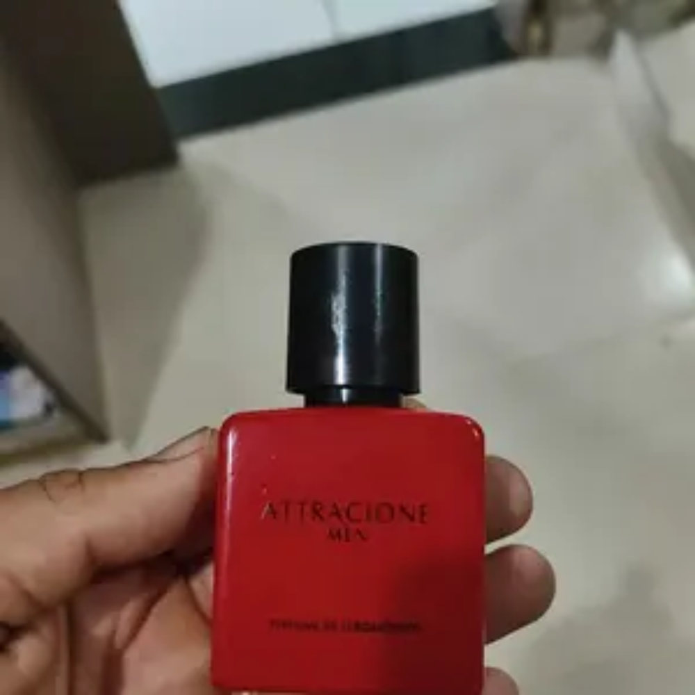 Foto real de cliente segurando o frasco Attracione Men